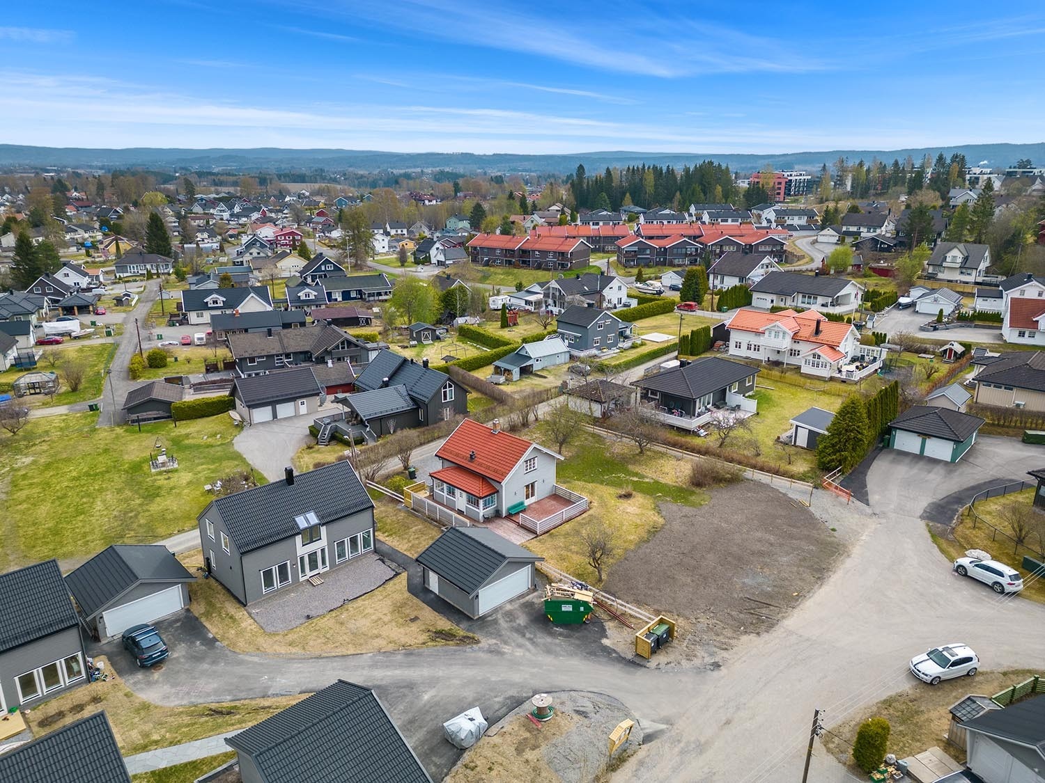 Eiendommen ligger svært sentralt til på Eidsvoll Verk med kort avstand til de fleste fasiliteter og ikke minst kollektivtransport (togstasjon) Galleribilde