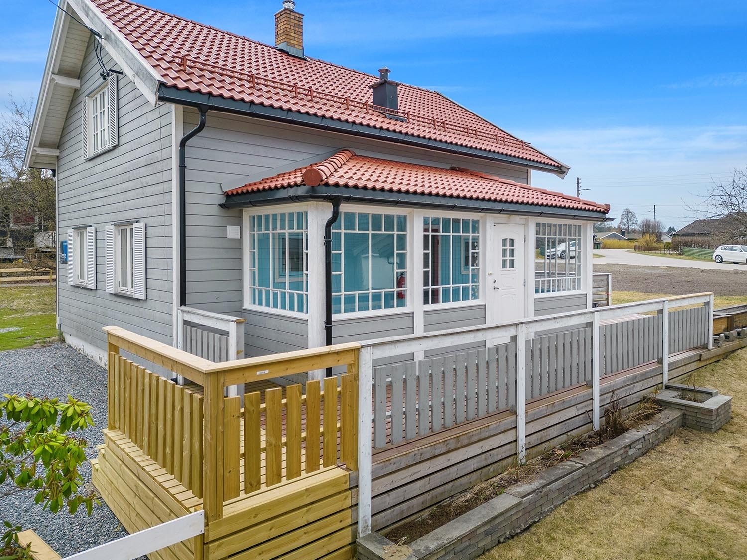 Boligen har et innbydende inngangsparti med en adkomstplatting på 36 kvm. Her ute er det plass til å sette utemøbler. Galleribilde