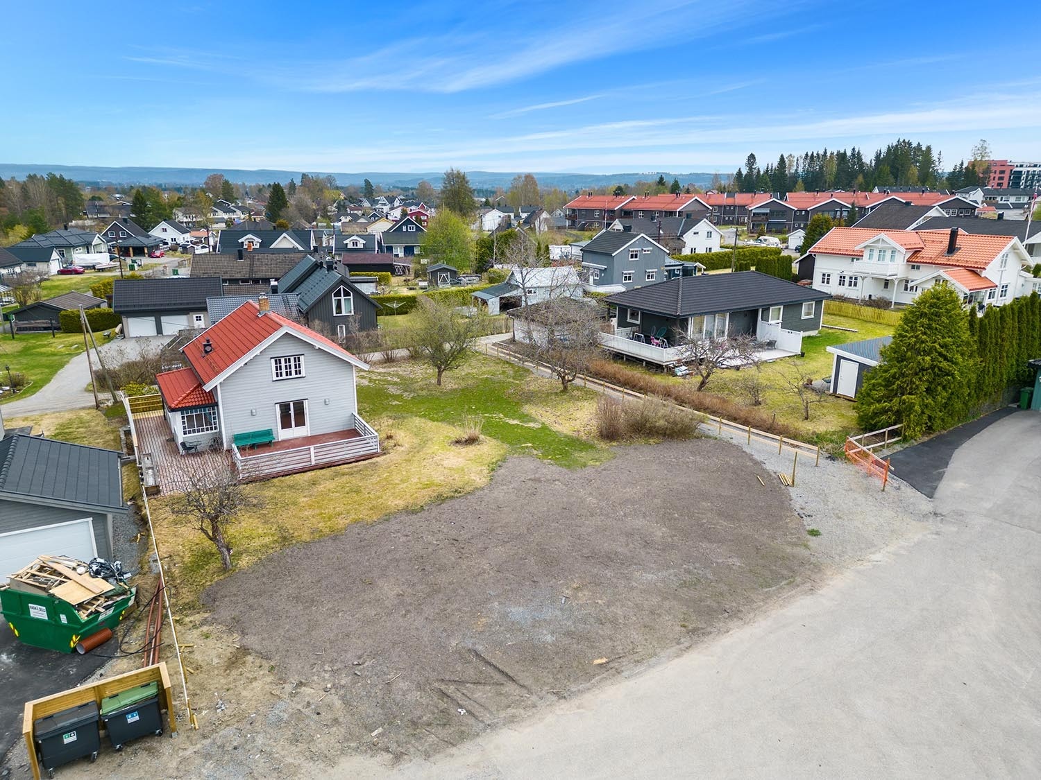 Det er ca. 600 meter til Hurdalsjøen badeplass med mulighet for bading og båtliv om sommeren, ski og skøyter på vinteren. Galleribilde