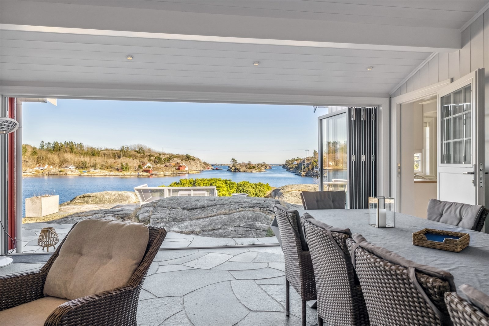 Utestuen med fantastisk utsikt mot havet og Brekkestø. Den store foldedøren kan lukkes helt igjen Galleribilde