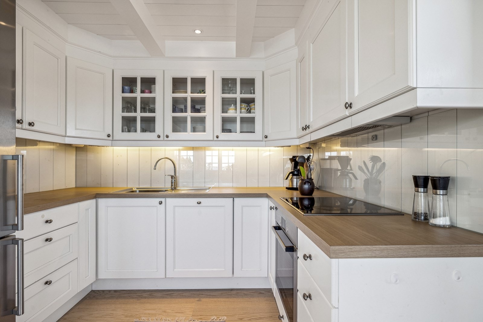 Kjøkkeninnredning med integrerte hvitevarer Galleribilde