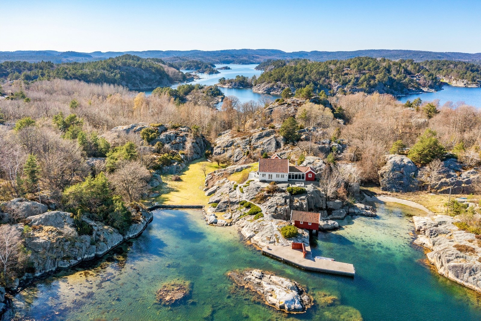 Velkommen til Ullerøya 35 i Brekkestø - et unikt landsted med lun, usjenert beliggenhet, nyere innholdsrik hytte og et flott bryggeanlegg med sjøbu. Galleribilde