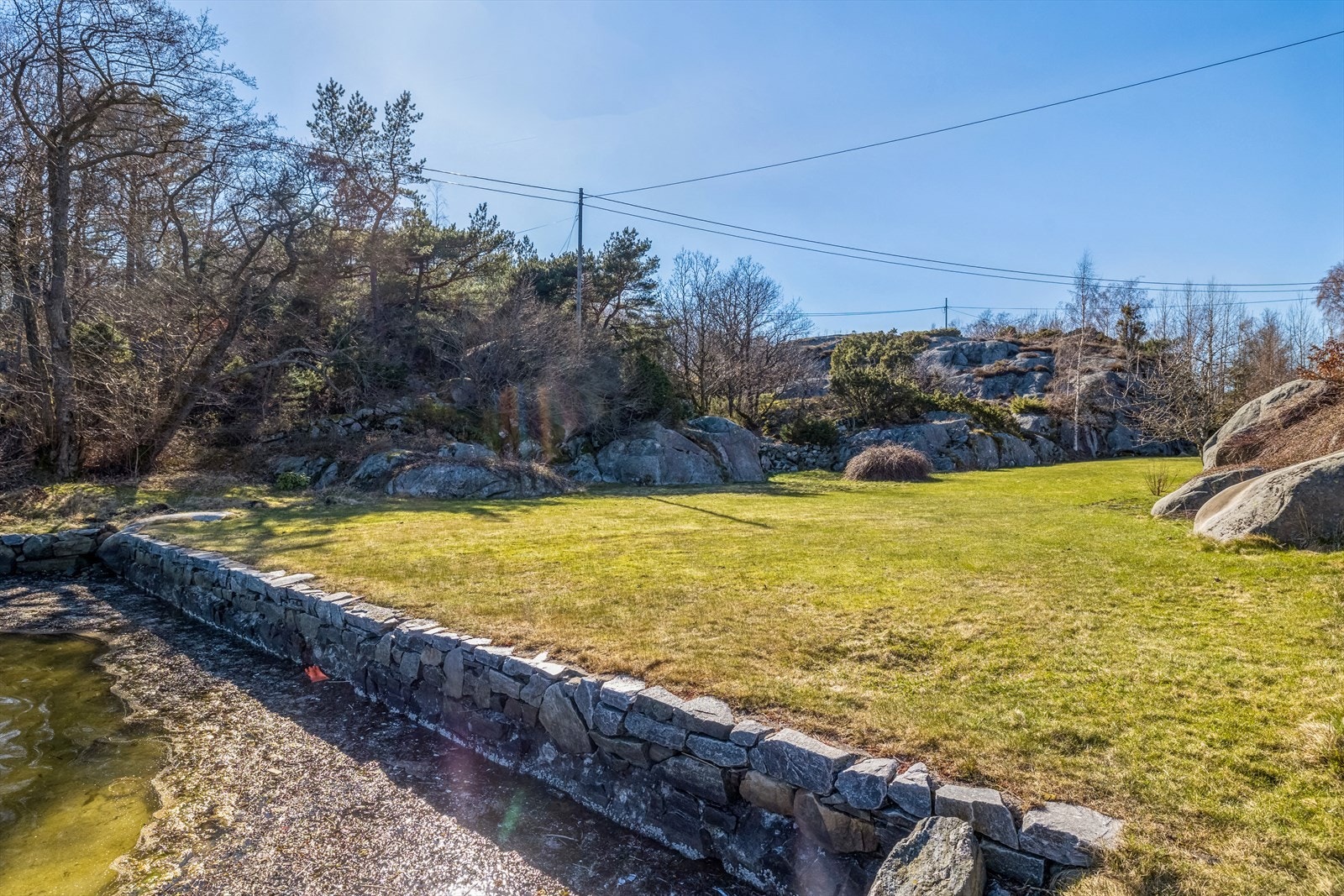 Stenmur innerst i bukta mot hagen Galleribilde