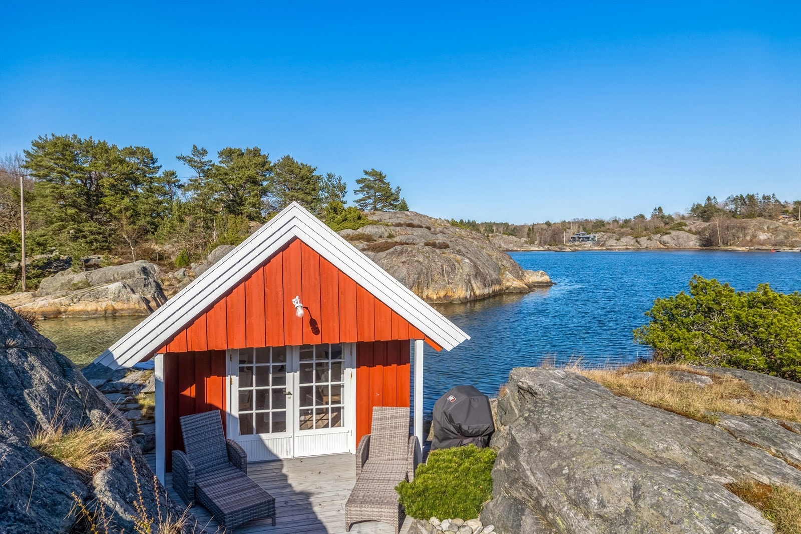 Sjøbua har innlagt strøm og vann på yttervegg Galleribilde