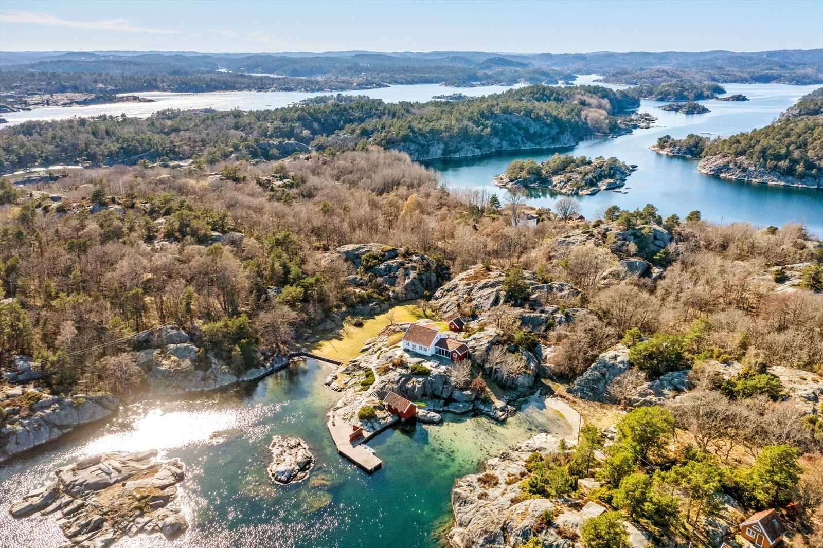 Ullerøya er en stor øy og henger sammen med Hellersøya som sees i bakgrunnen Galleribilde