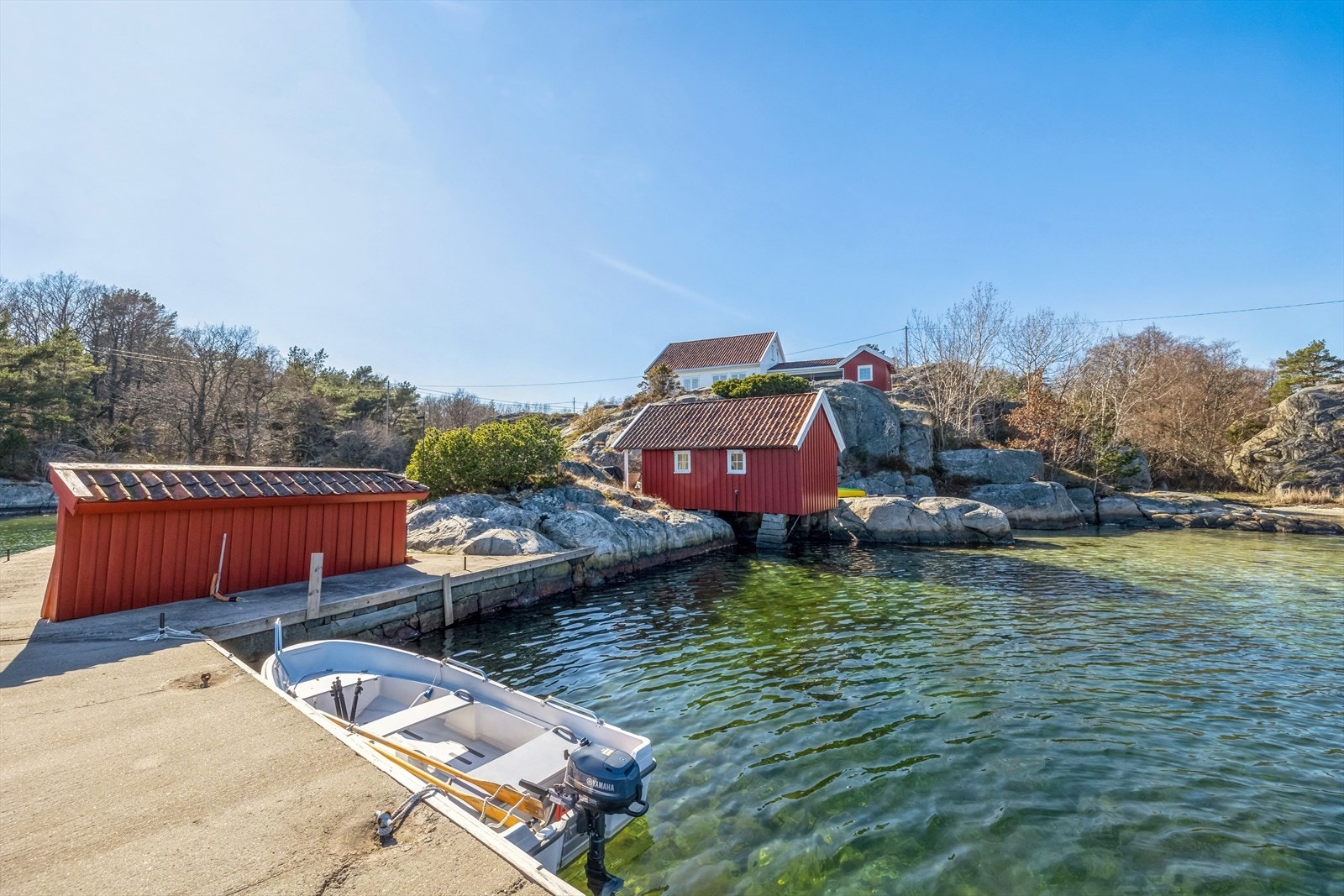 Den store brygga med god dybde har plass til flere både store og små båter Galleribilde