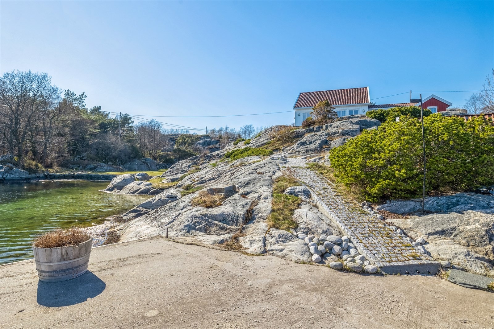 Stensatt gangsti opp til hytten Galleribilde