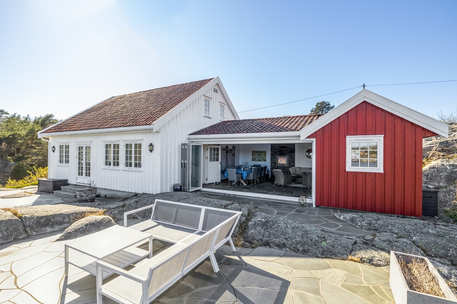 Den innbydende utestuen blir mye brukt og kan lukkes igjen med foldedør Galleribilde