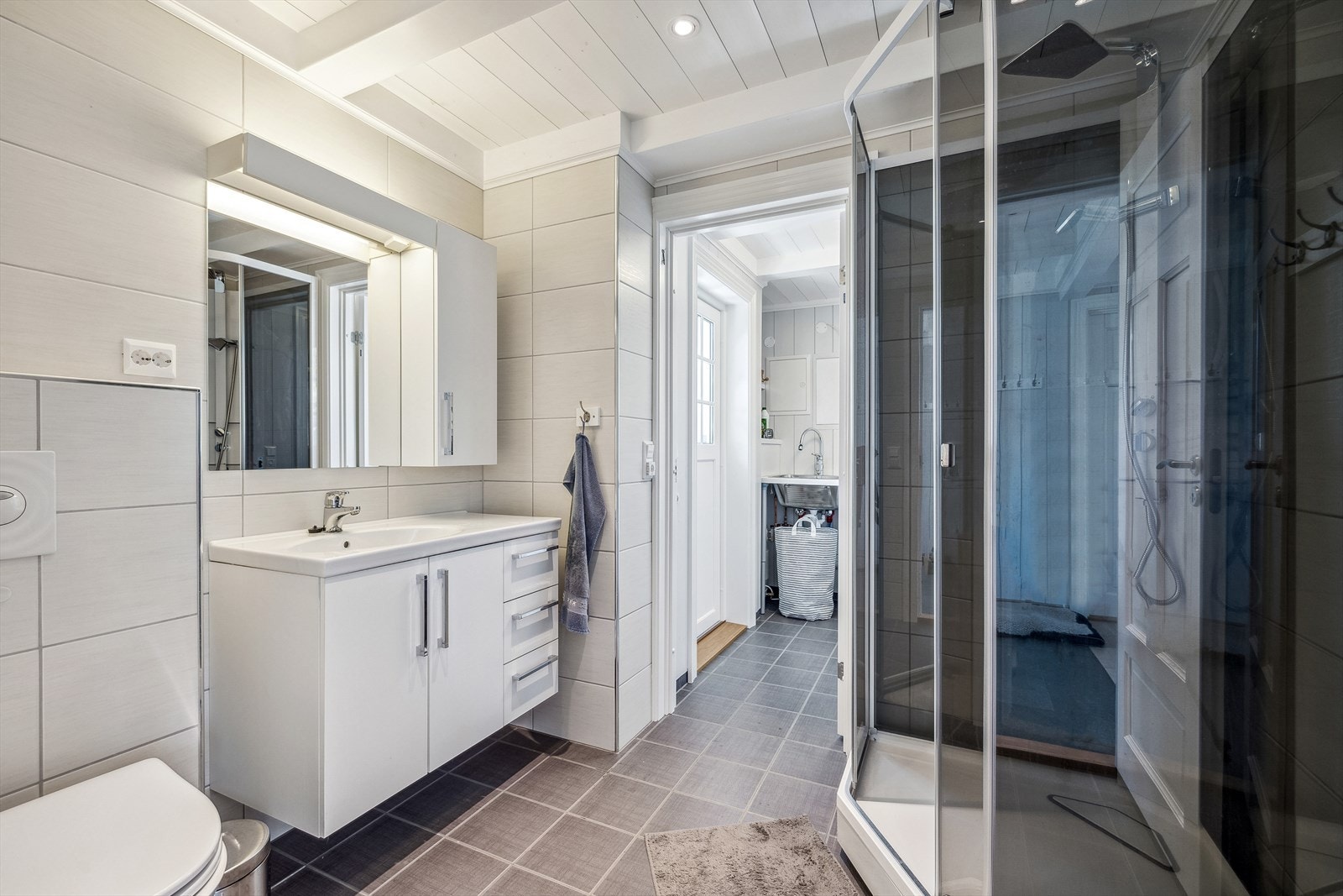 Baderom i 1. etg. med gjennomgang til vaskerom Galleribilde