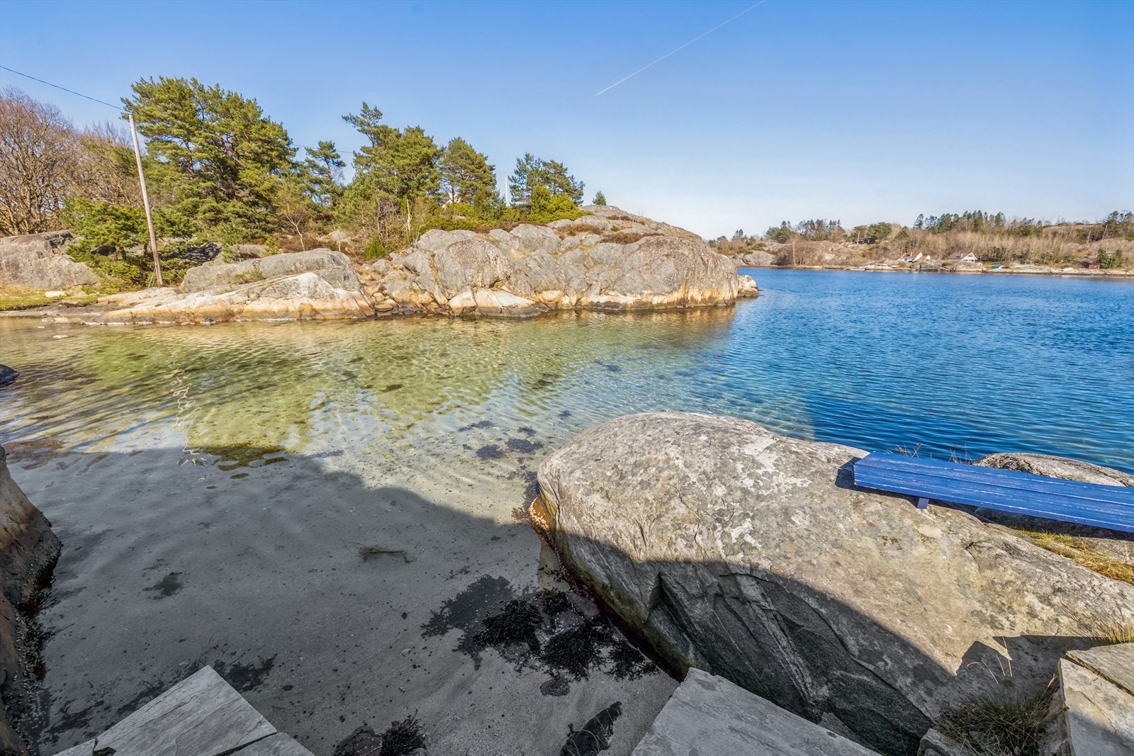 Nydelig sandstrand i tilknytning til sjøboden Galleribilde