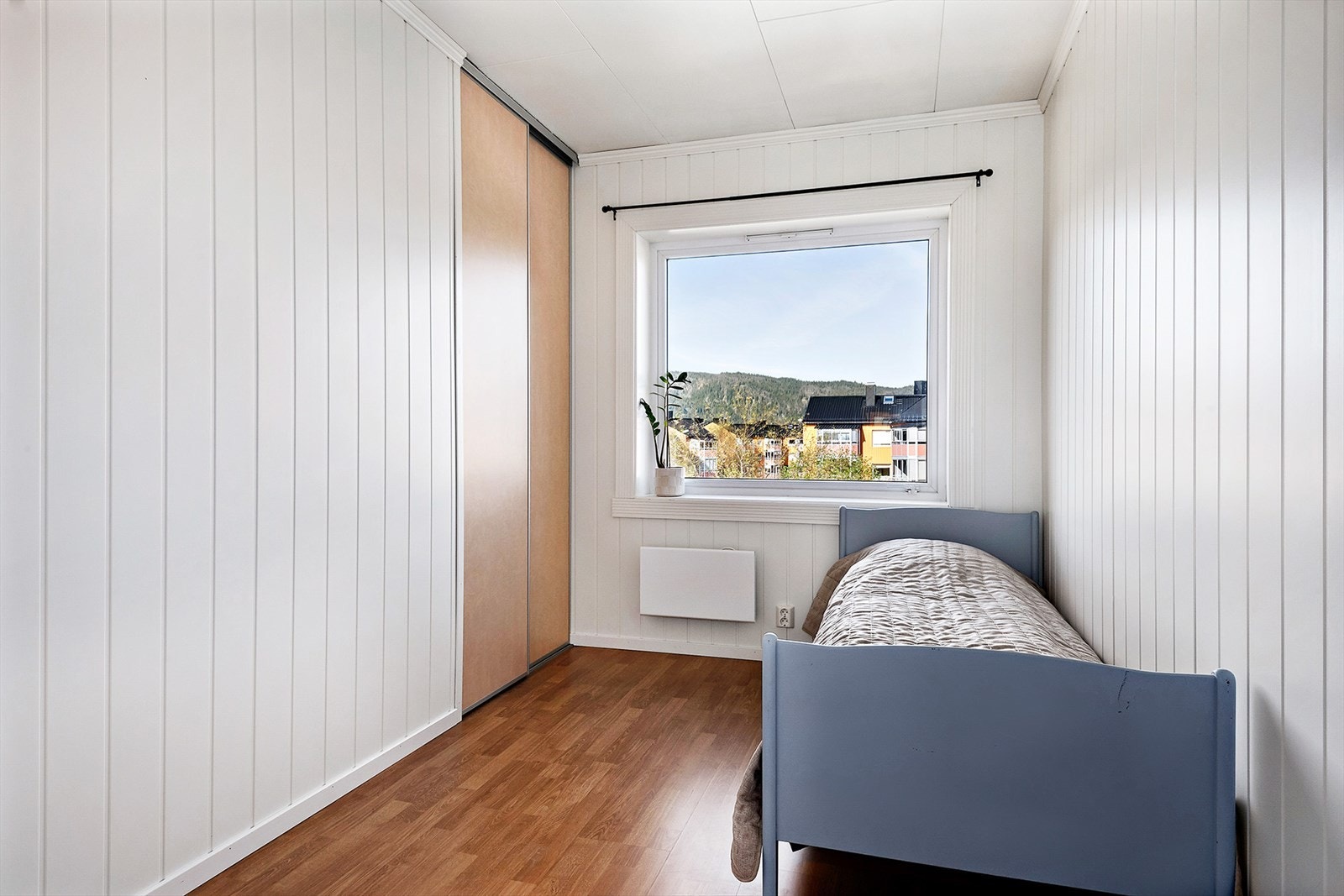 Det minste soverommet er også av god størrelse med plass til seng, garderobe mm. Galleribilde