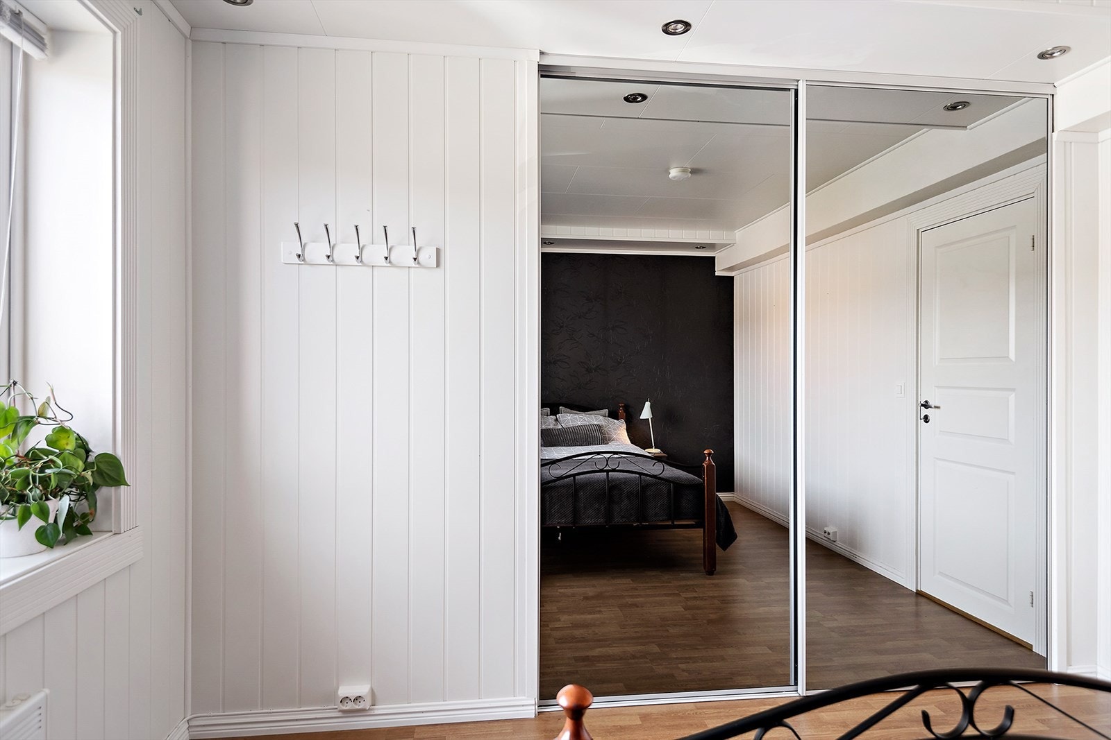 I tillegg er det innmontert en romslig skyvedørsgarderobe med speilfronter. Galleribilde