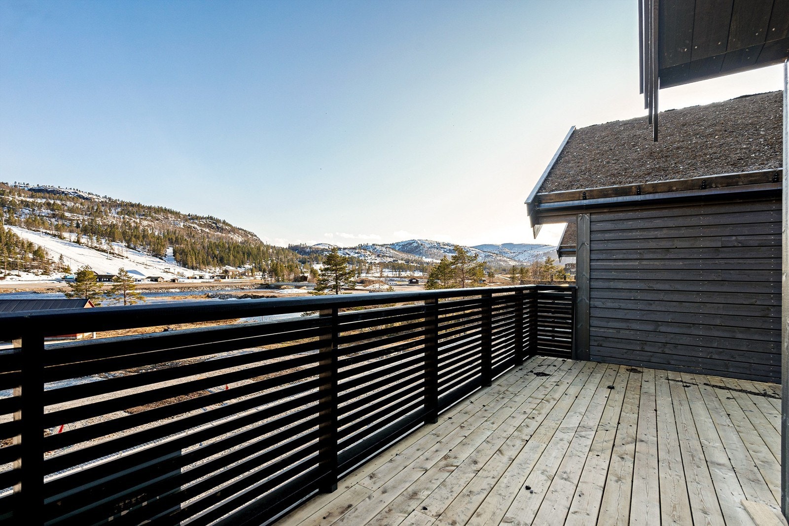 Stor uteplass med utsikt til bakken Galleribilde