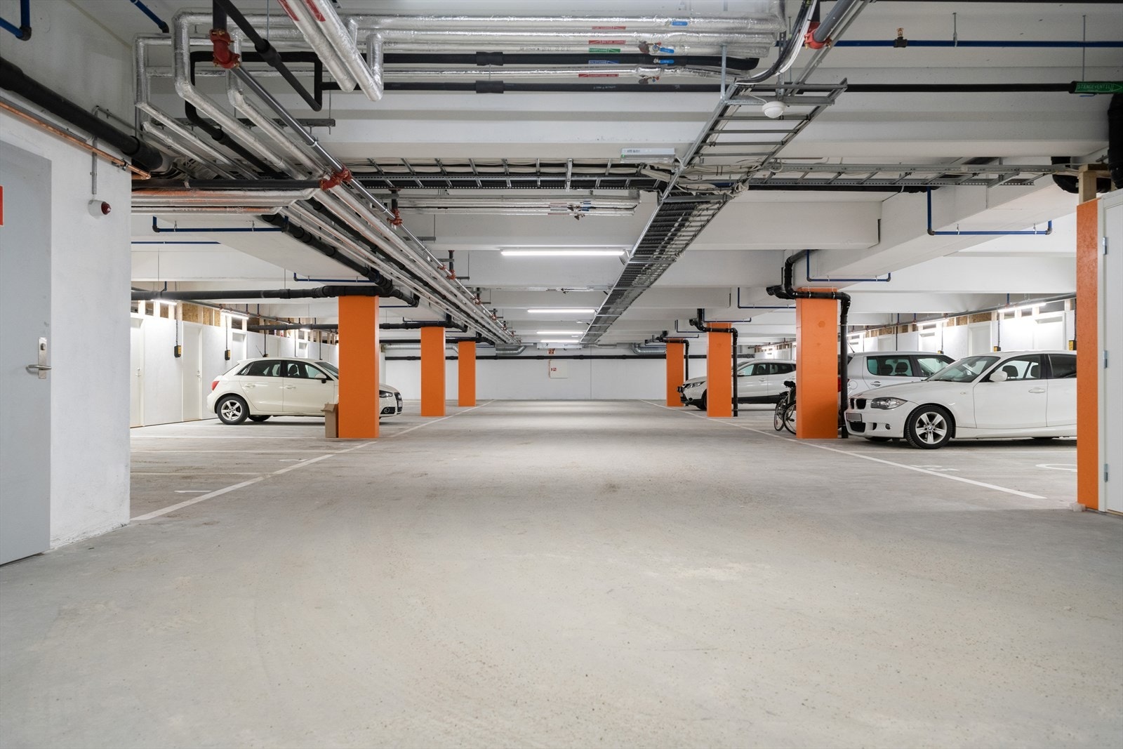 P-plass i felles garasjeanlegg. Galleribilde