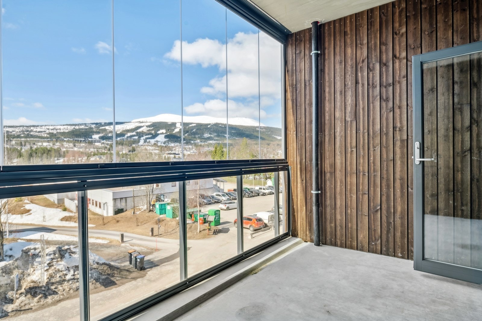 Romslig innglasset balkong med fine utsiktsforhold til Trysilfjellet. Galleribilde