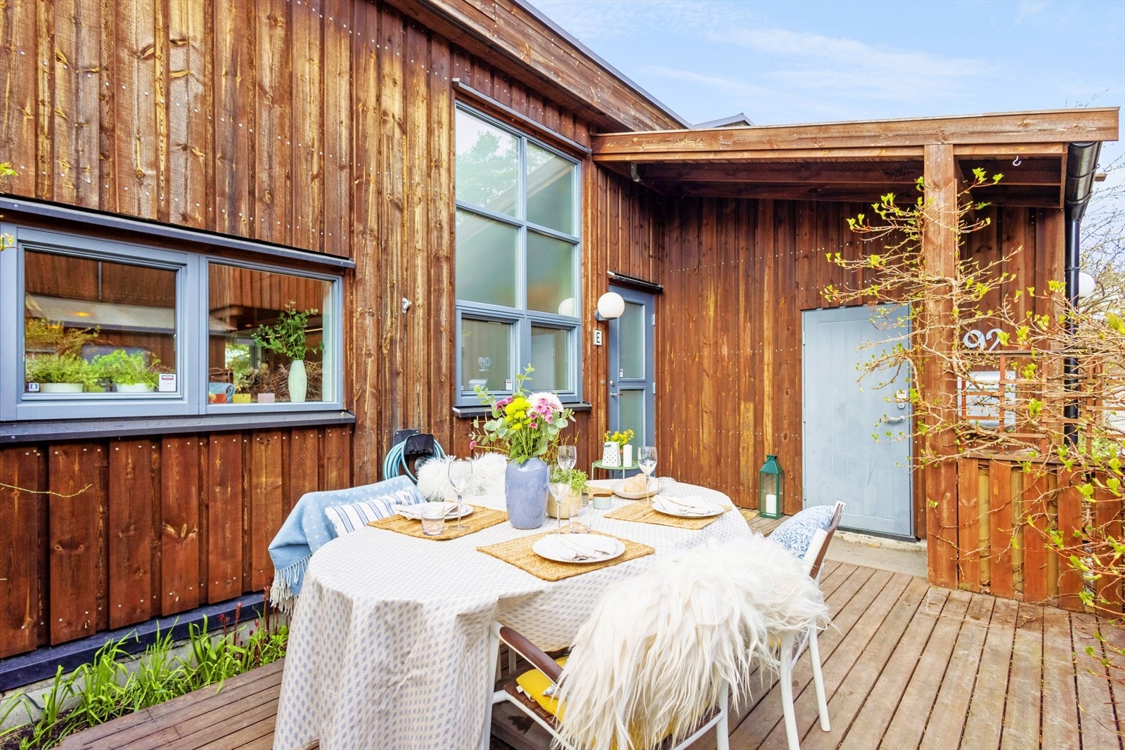 Inngangsparti med markterrasse på ca 14 m². Romslig terrasse med god plass til å invitere venner og familie. Galleribilde