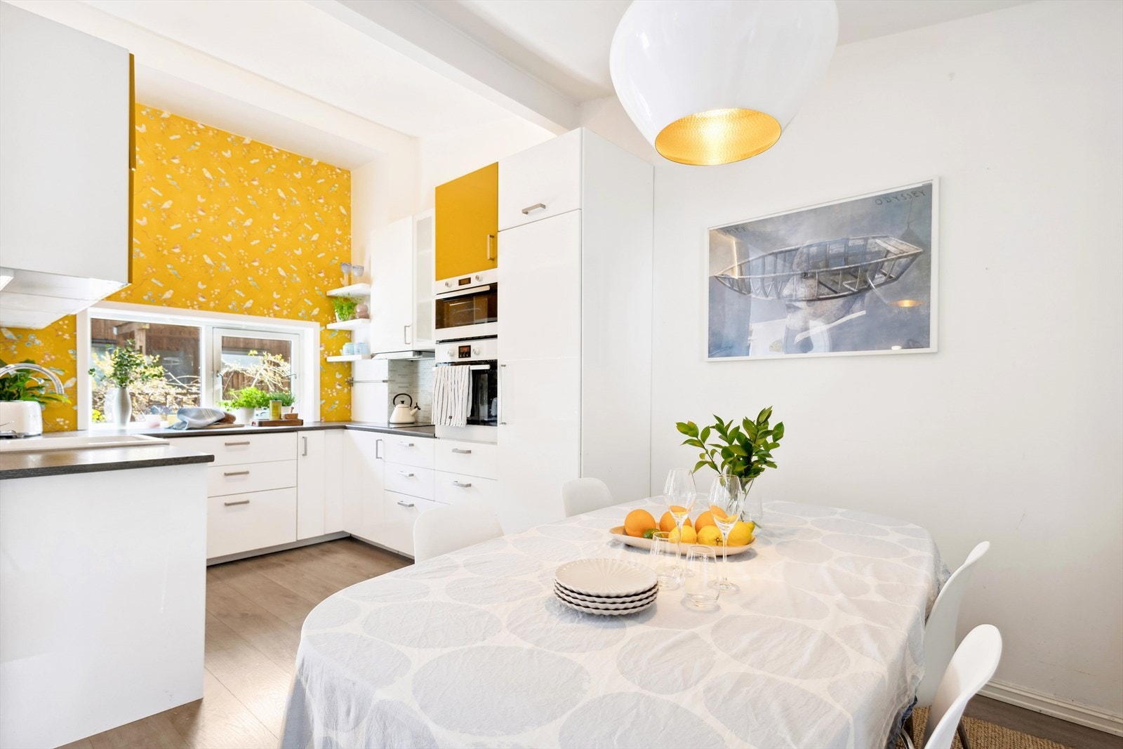 Flott kjøkkeninnredning fra 2014. Her får du et kjøkken med mye skap- og benkeplass som gjør hverdagen enklere for den kokkeglade. Galleribilde