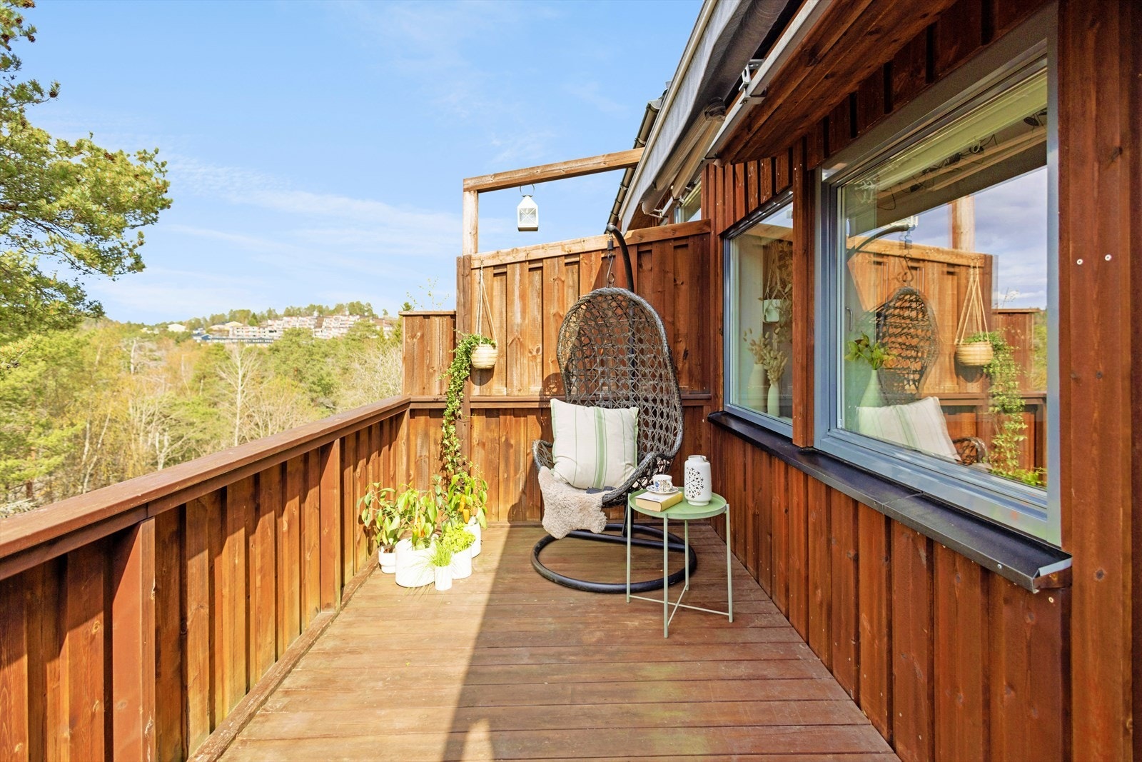 Verandaen er nordvestvendt med meget gode solforhold. Inviter venner og familie til en hyggelig grillkveld. Galleribilde