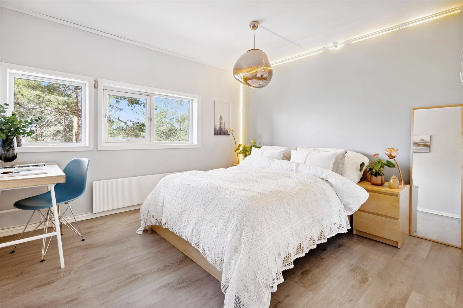 2 soverom plassert i underetasje. Begge soverom er av god størrelse hvor det både er plass til dobbeltseng, garderobeskap, nattbord og studie/kontorplass - Alt etter behov! Galleribilde