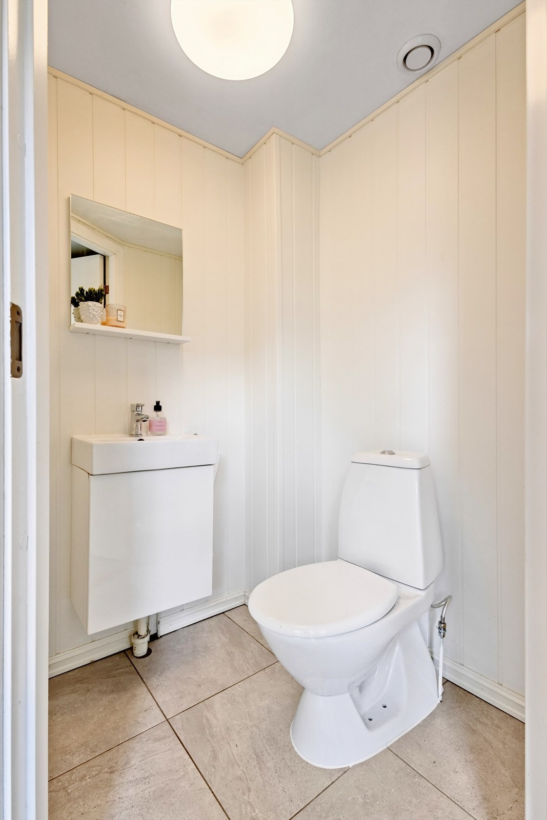 Toalettrom plassert i gang. Egner seg ypperlig ved travle morgener eller ved selskap. Galleribilde