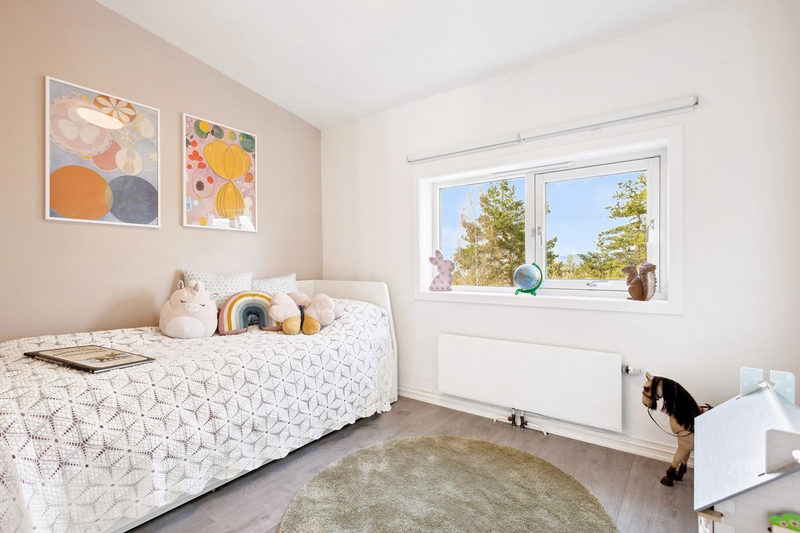 Soverom i 1 etasje. Rommet er av god størrelse med gode innredningsmuligheter. Galleribilde