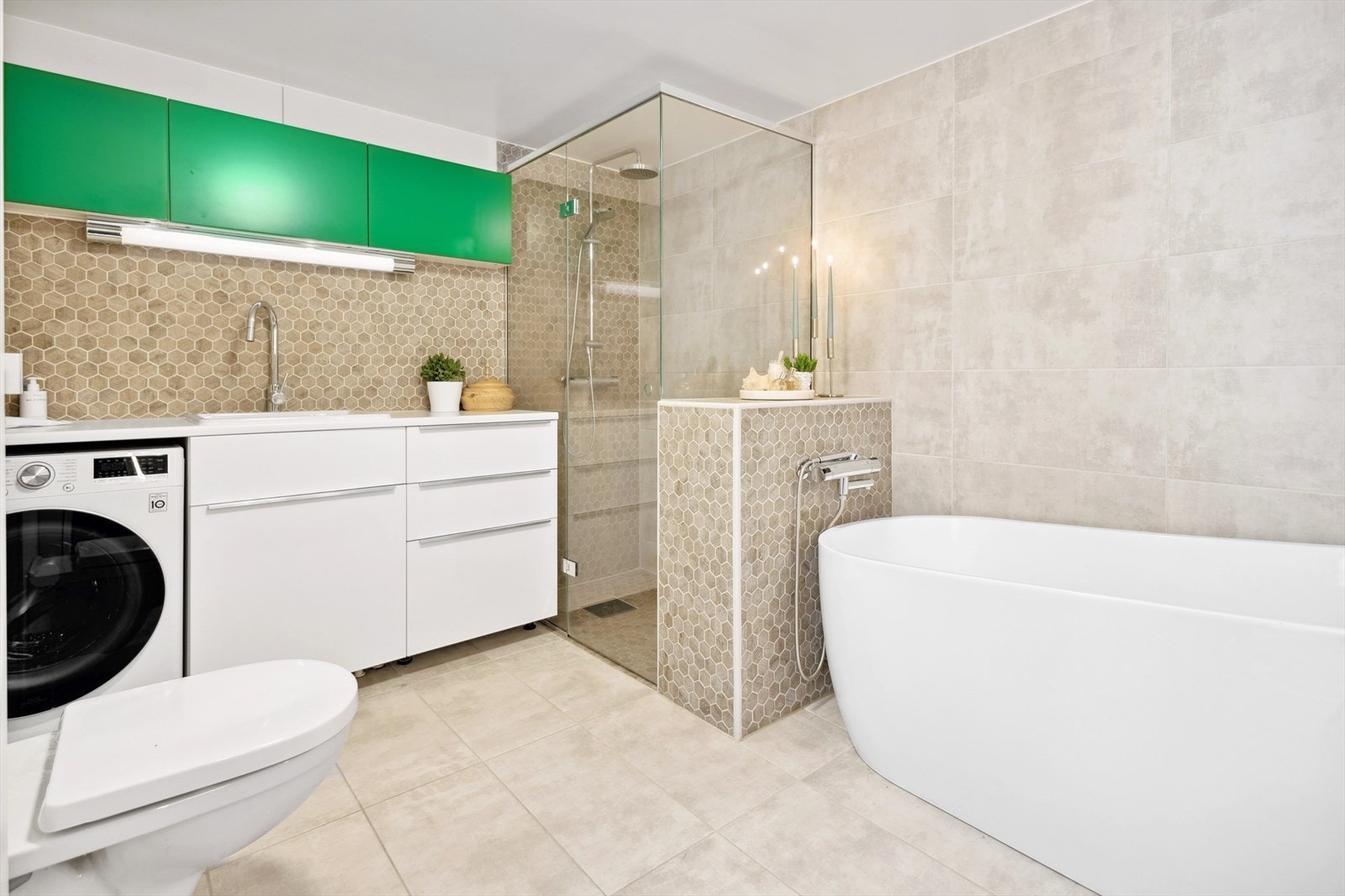 Romslig og moderne baderom fra 2015 med dokumentasjon. Badet har alt du kunne ønske deg! Badekar, dusjhjørne og vaskesone. Galleribilde