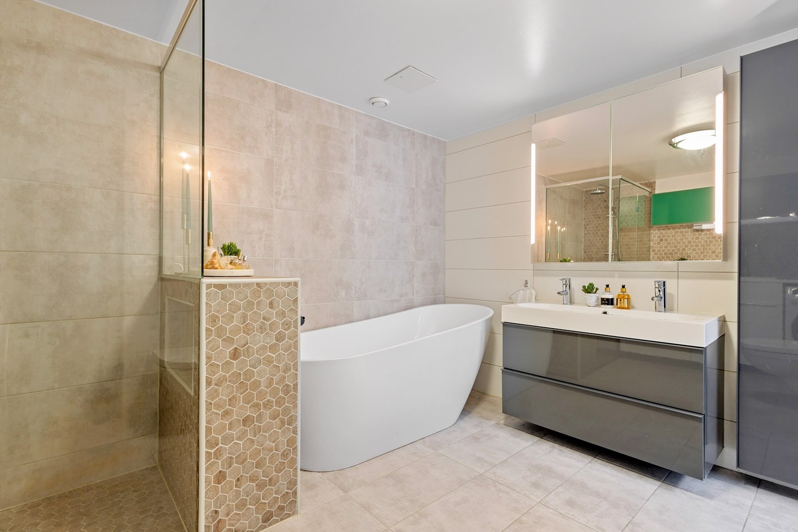 Hos barnefamilier vil dobbeltvasken bli svært nyttig ved travle morgener. Store underskap og høyskap gjør det enkelt å holde baderommet ryddig. Galleribilde