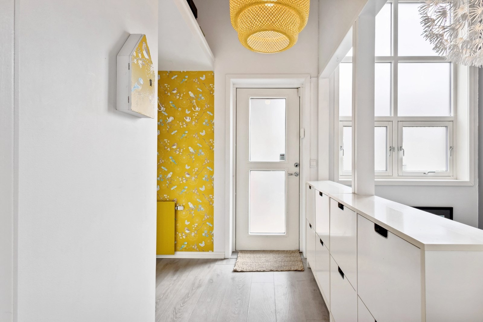 Inngangsparti med god plass til oppheng av ytterklær og sko. Det er etablert hems for ekstra lagring. Galleribilde