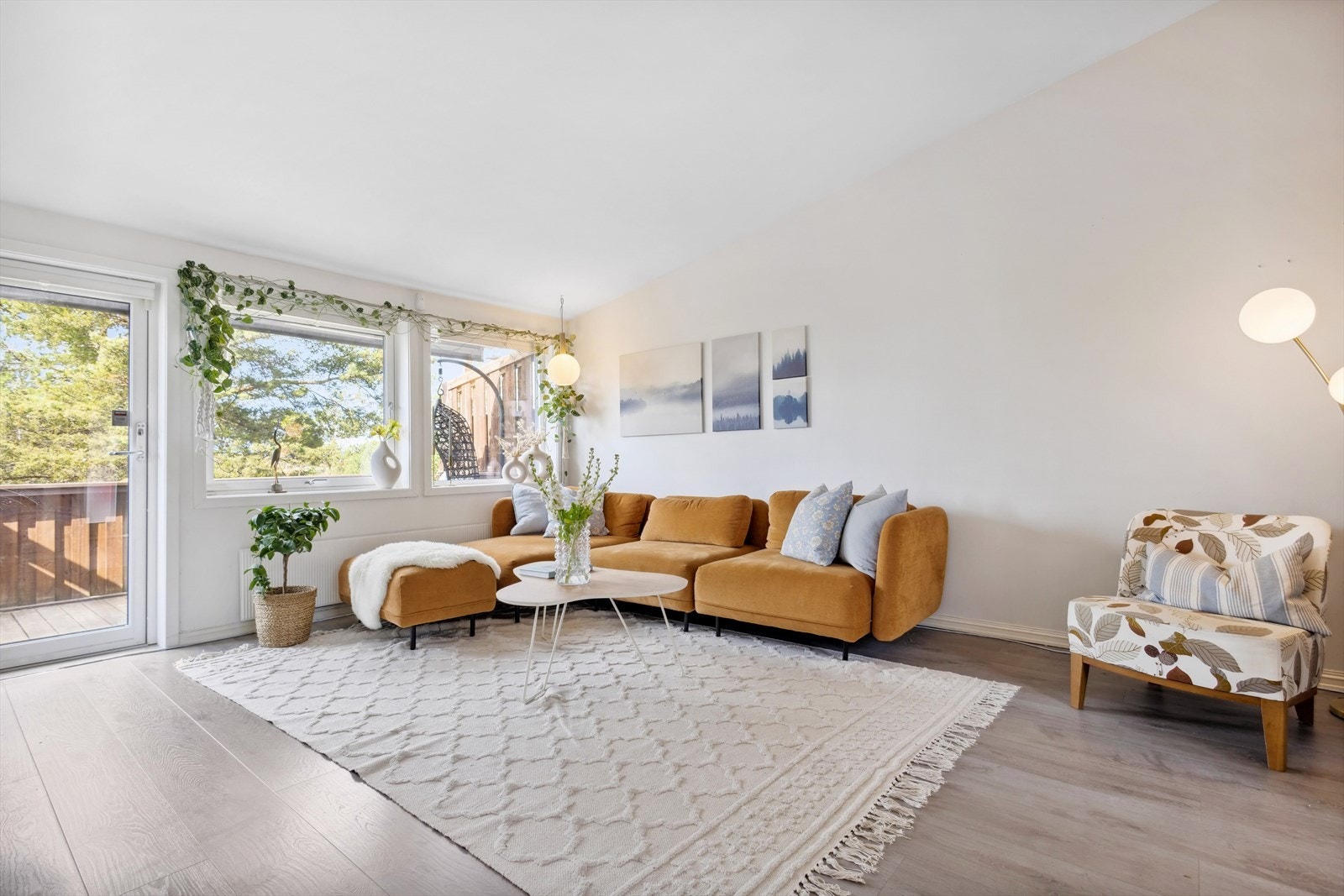 Åpen og luftig stue med god plass til sofaløsning og tilhørende møblement. Gode vindusflater tilfører rommet godt med naturlig lys. Galleribilde