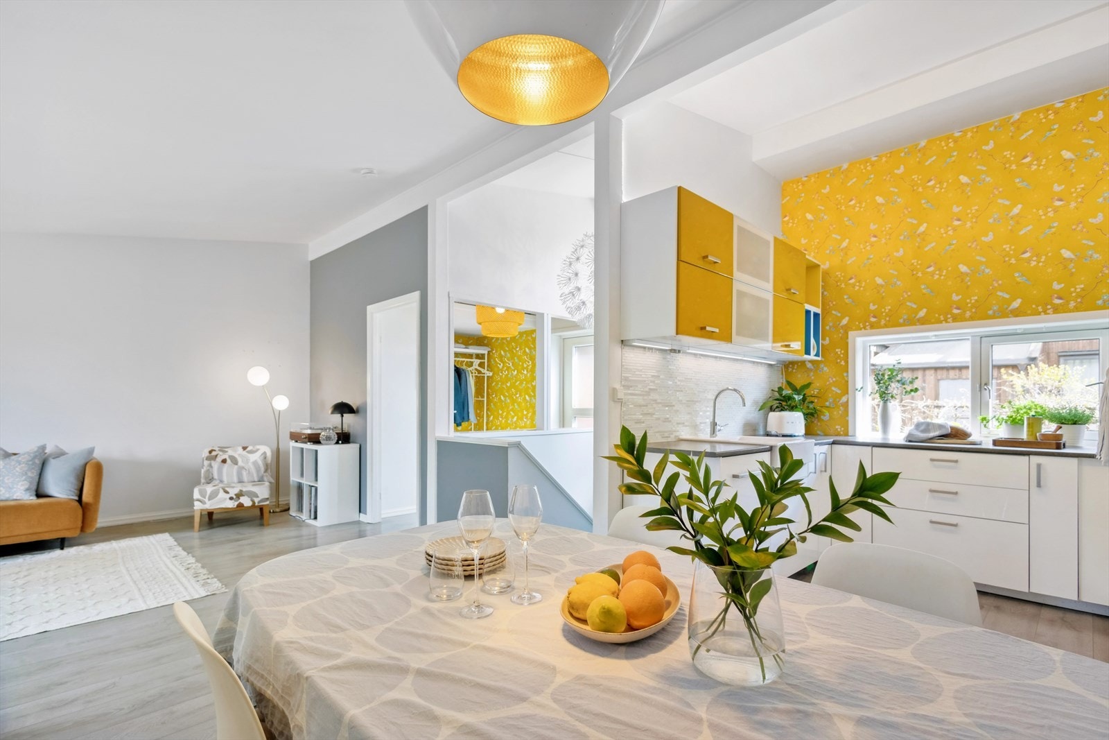 Her får du virkelig en lys og luftig etasje. Videre inn fra kjøkken kommer du til stuedelen. Galleribilde