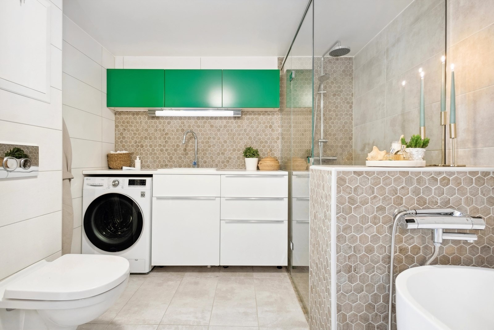 Dusjhjørnet er utstyrt med regnfallsdusj. Galleribilde