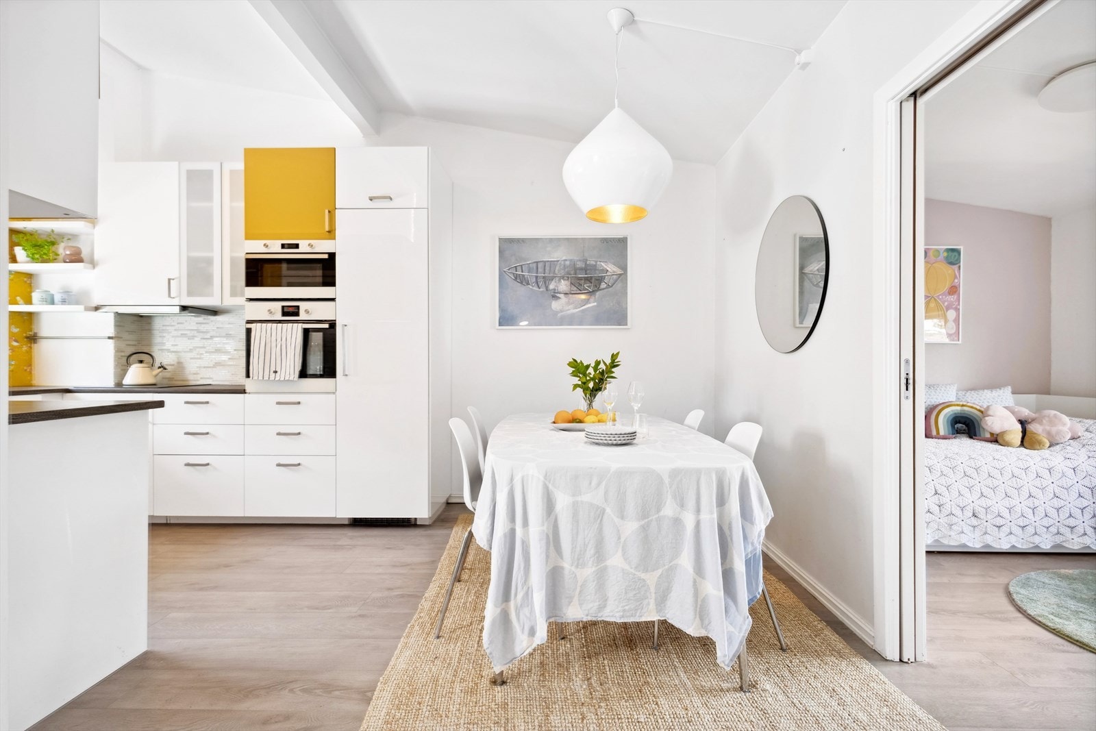 Kjøkken med åpen løsning mot stue. I mellomgangen fra kjøkken til stue er det gode muligheter for å etablere et større spisebord. Galleribilde