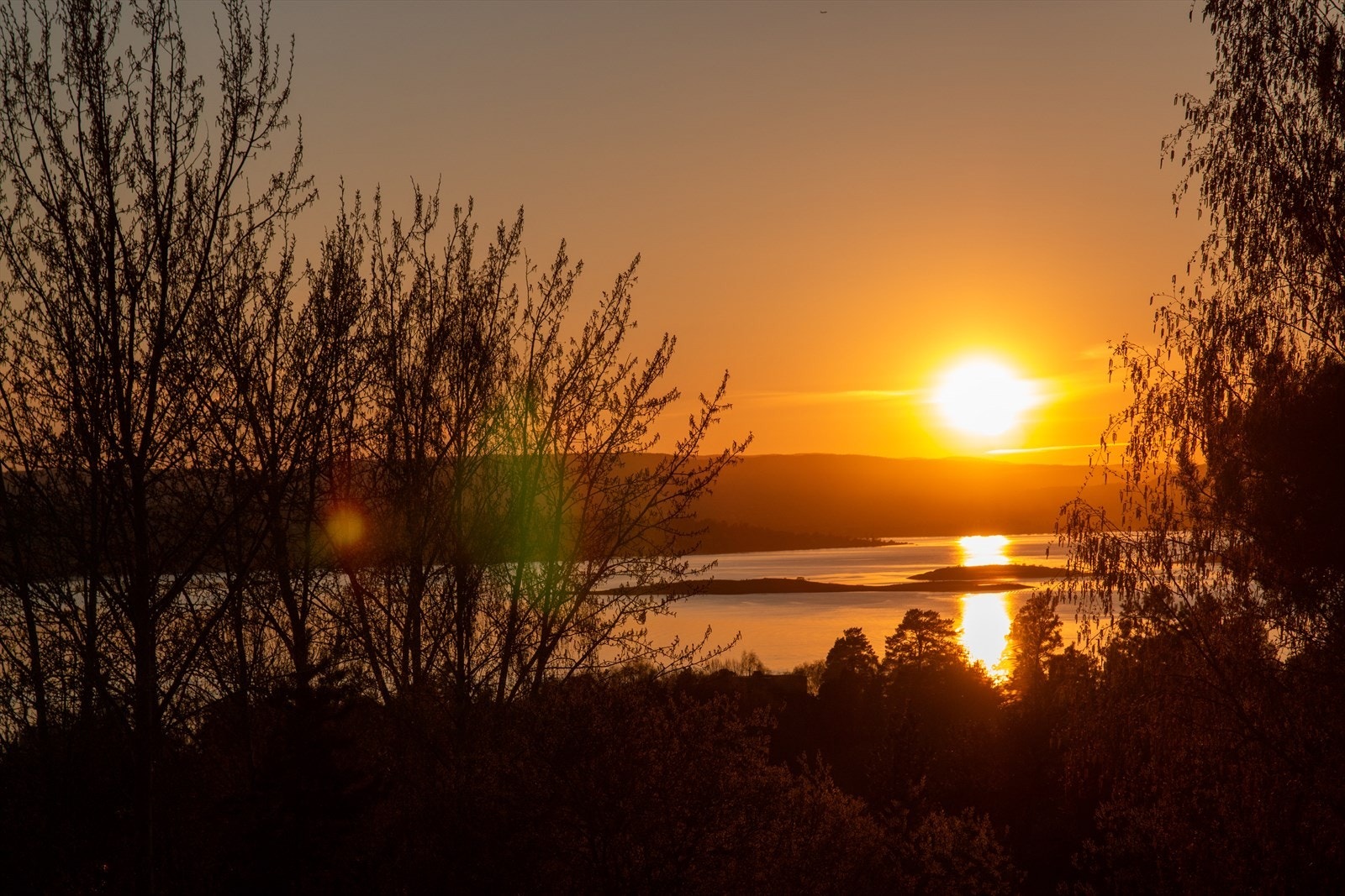 Selgers bilder. Fra verandaen kan du nyte vakre solnedganger med utsikt over natur og sjø. Galleribilde