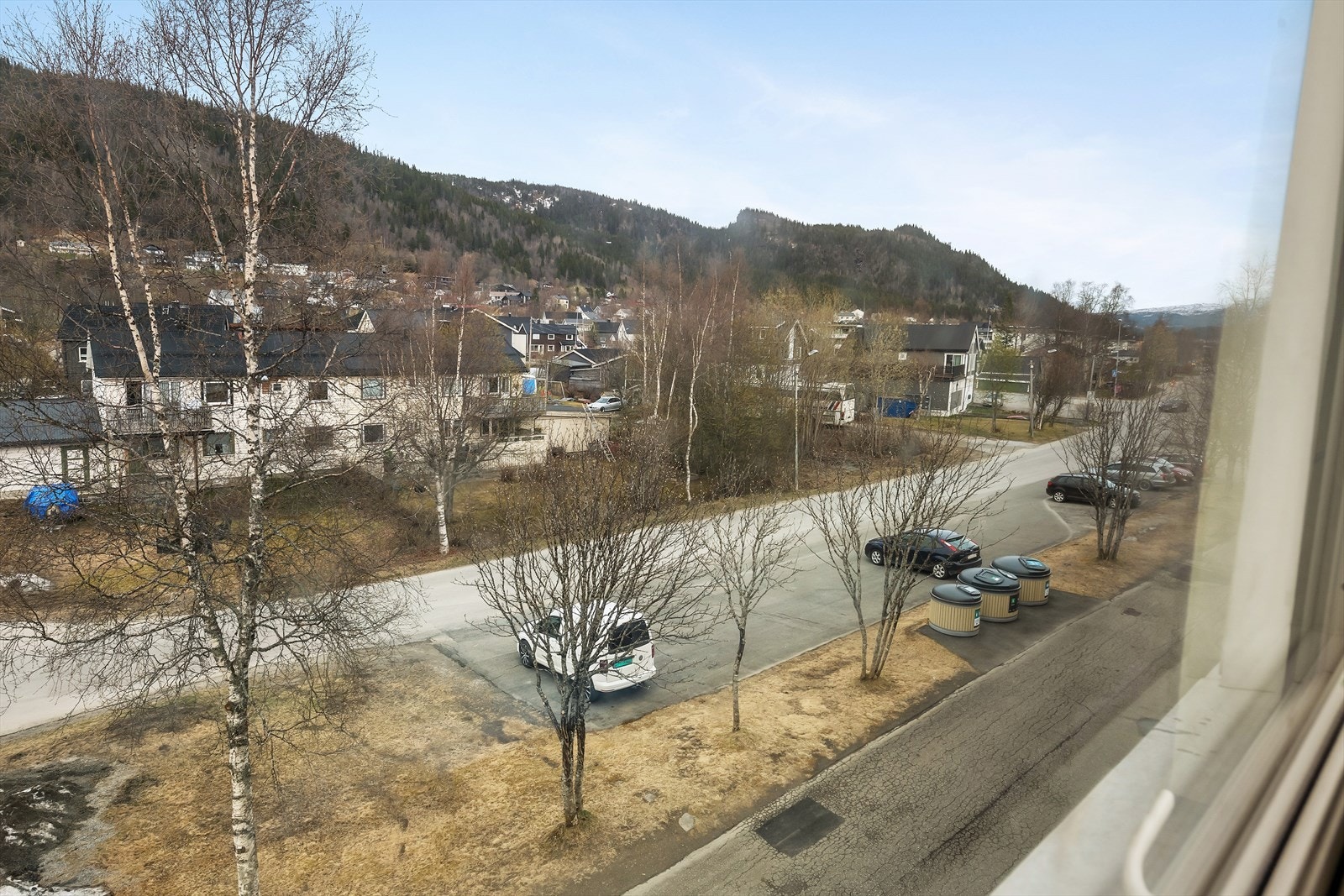 Det er felles parkeringsplass utenfor blokka. I tillegg er det garasjer som tildeles etter ventelister. Galleribilde