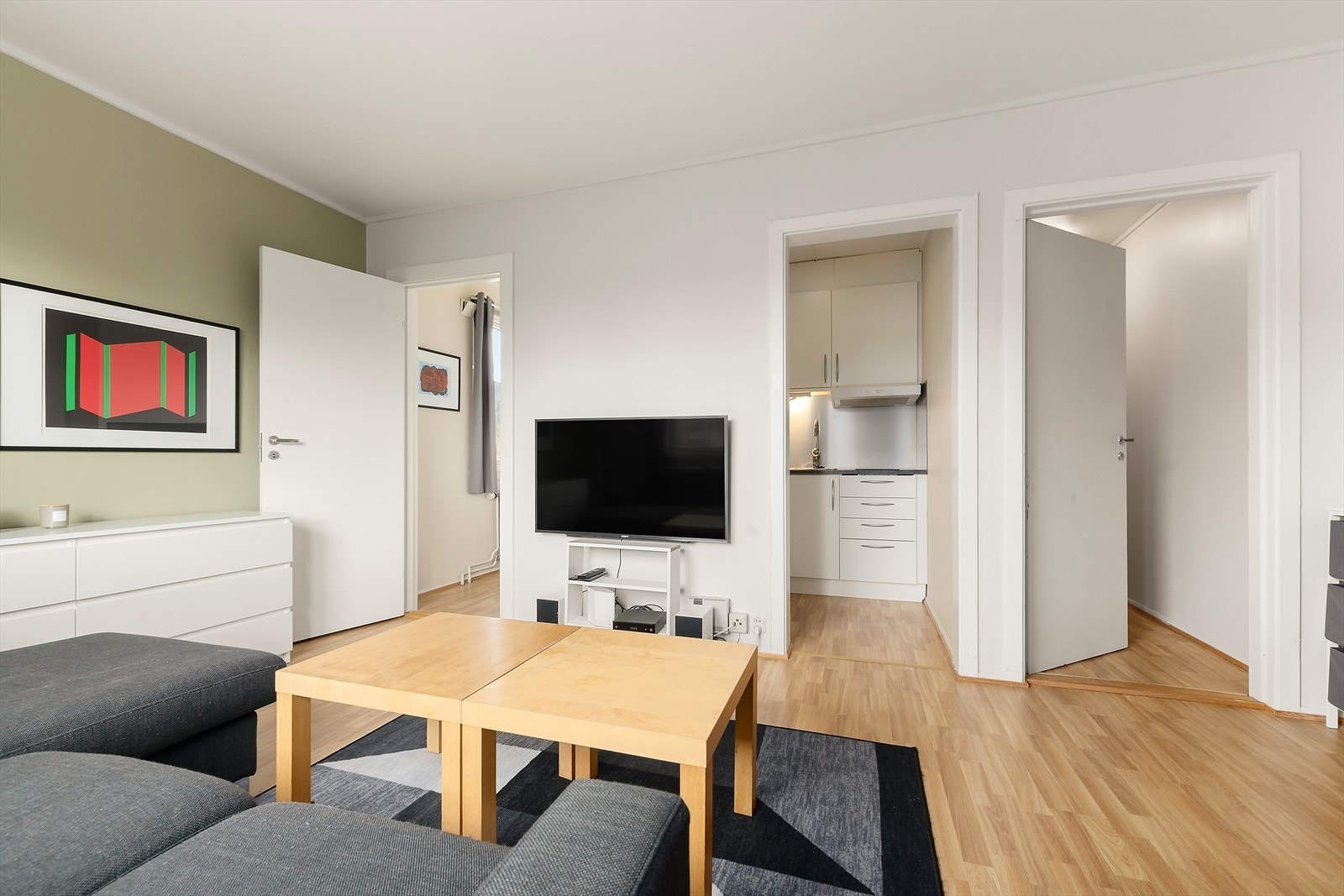 Leiligheten har gjennomgående fin standard med laminat på alle gulv og moderne overflater og fargevalg. Pusset opp i 2020. Galleribilde