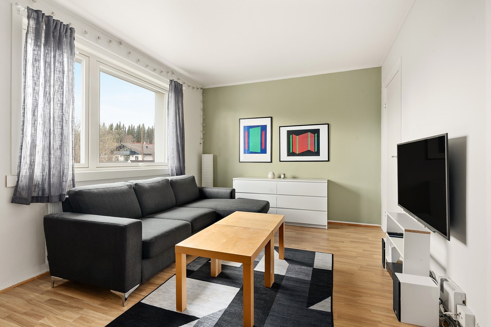 Arealeffektiv leilighet på 32 kvm som inneholder entre, stue, kjøkken, bad og sovealkove. Galleribilde