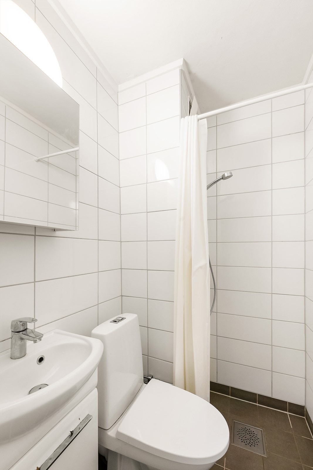 Baderommet ble pusset opp i 2017 med flislagte vegger og gulv. Moderne og tidløse material- og fargevalg. Galleribilde
