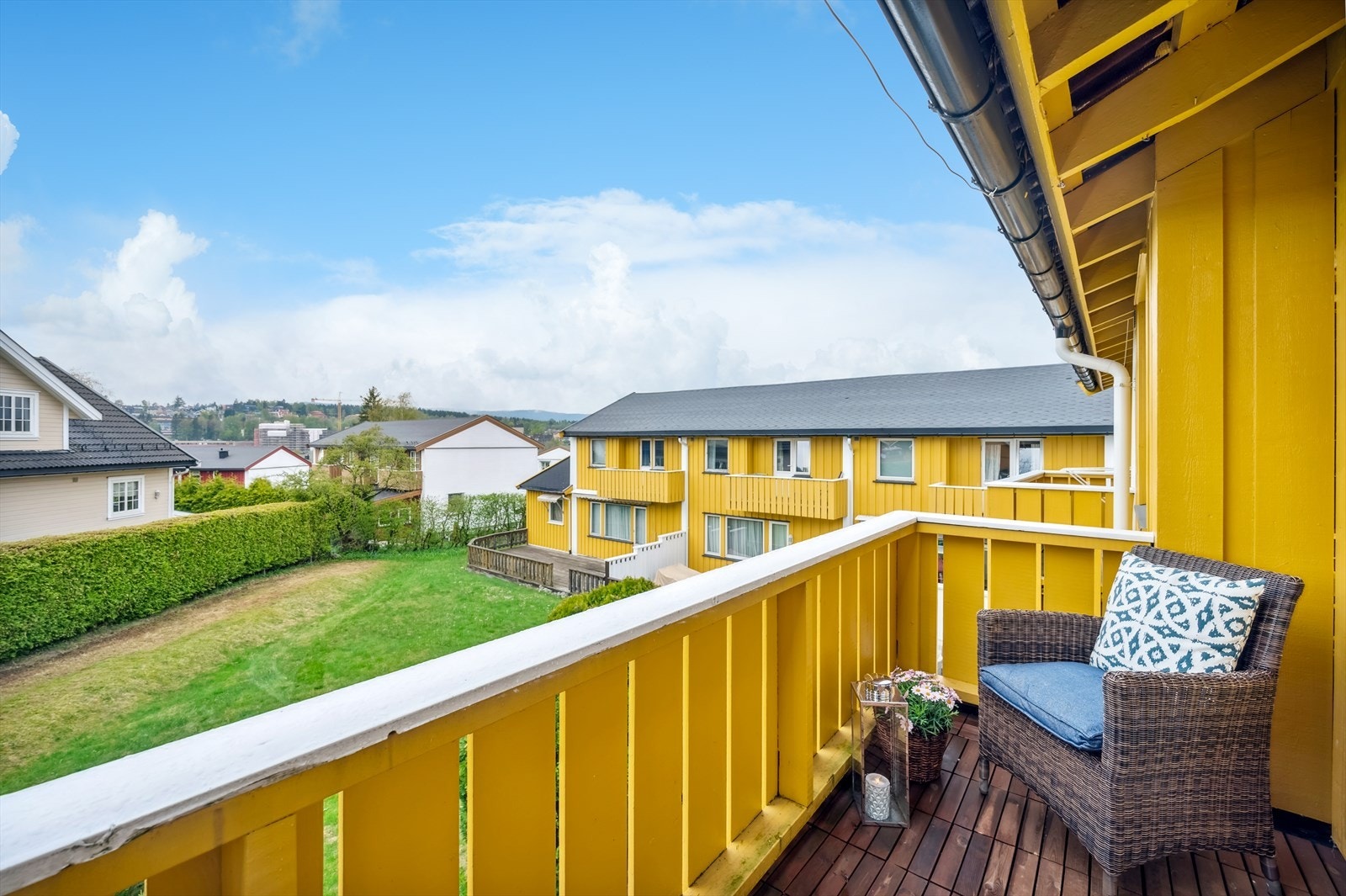 Balkong på ca. 5 kvm. Her har du en sørvestvendt balkong med sol store deler av dagen. Galleribilde