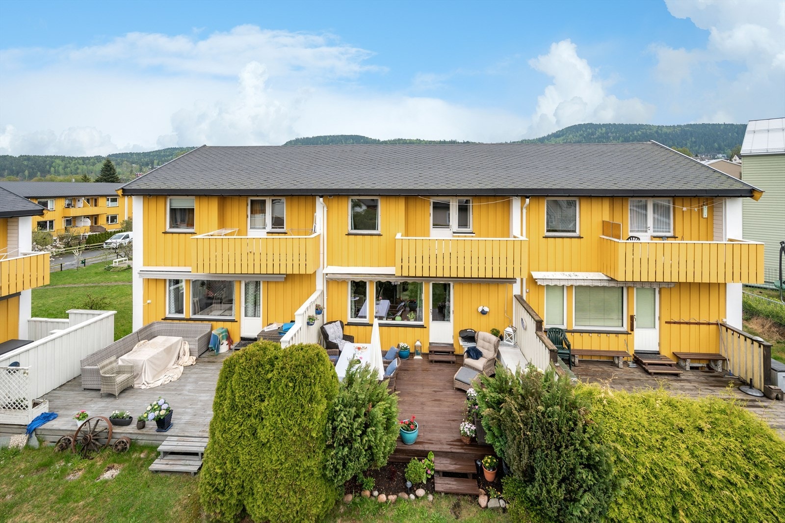 Sørvestvendt terrasse på ca. 24kvm gir godt med plass for hyggelig uteplass. Galleribilde