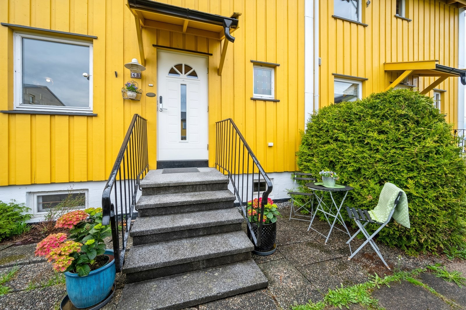 Fasade av inngangsparti. Her får du morgensol som kan nytes med kaffekoppen. Galleribilde