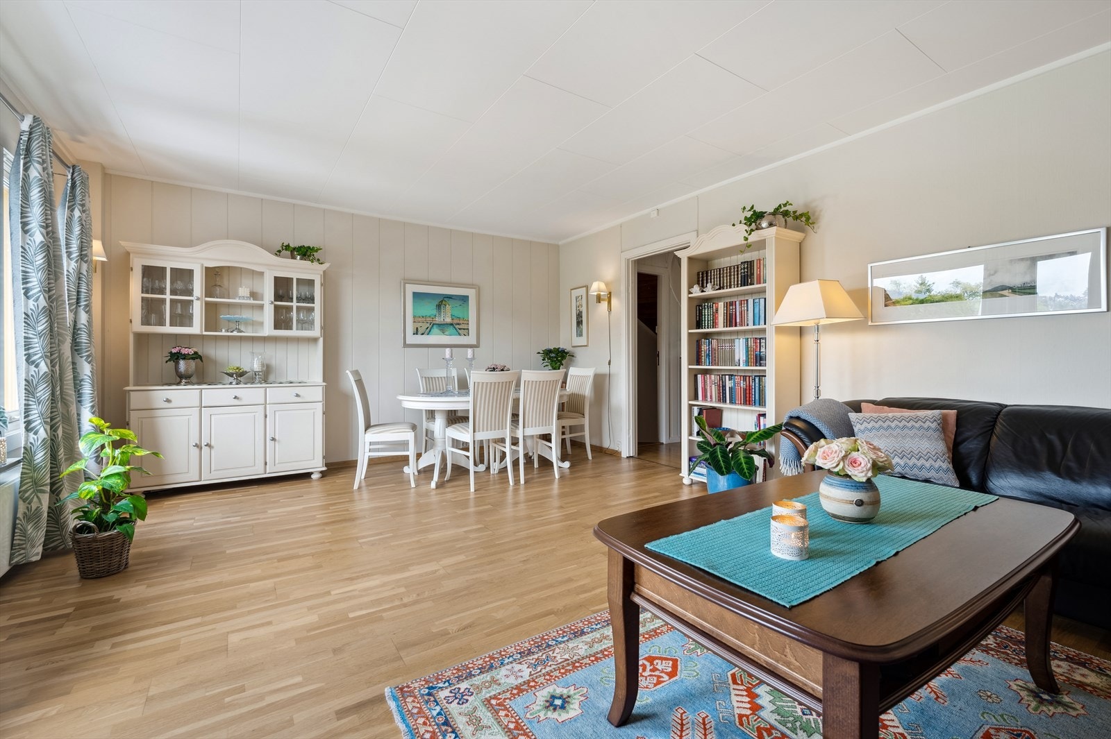 Store lysflater sørger for en lys og innbydende stue. Galleribilde