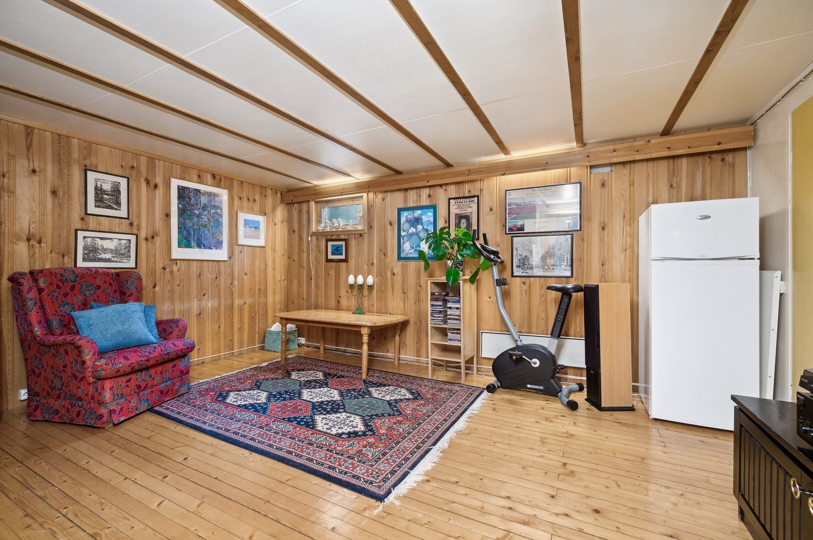 Kjellerstue med adkomst til flere boder. Selger benytter 1 bod som matbod/spisskammer, vaskerom (tilgang til sluk) og annen oppbevaring. Galleribilde