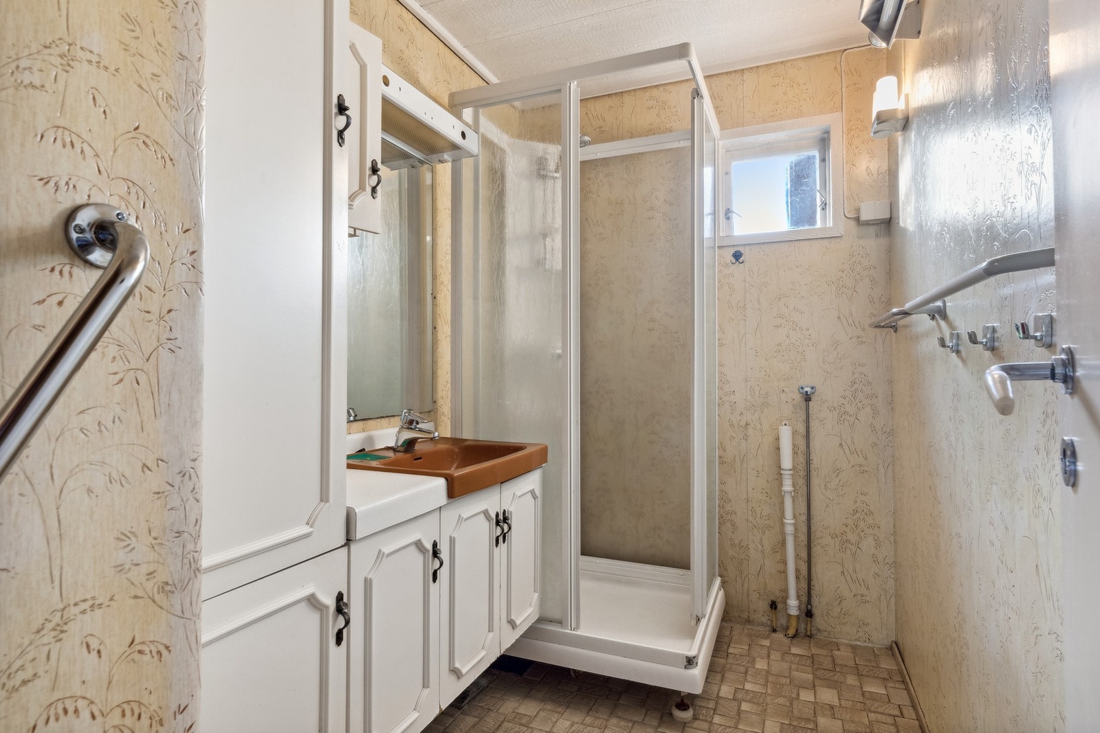Badet i hovedetasje er 3,5m2 og inneholder servant, wc, dusjhjørnet. Galleribilde