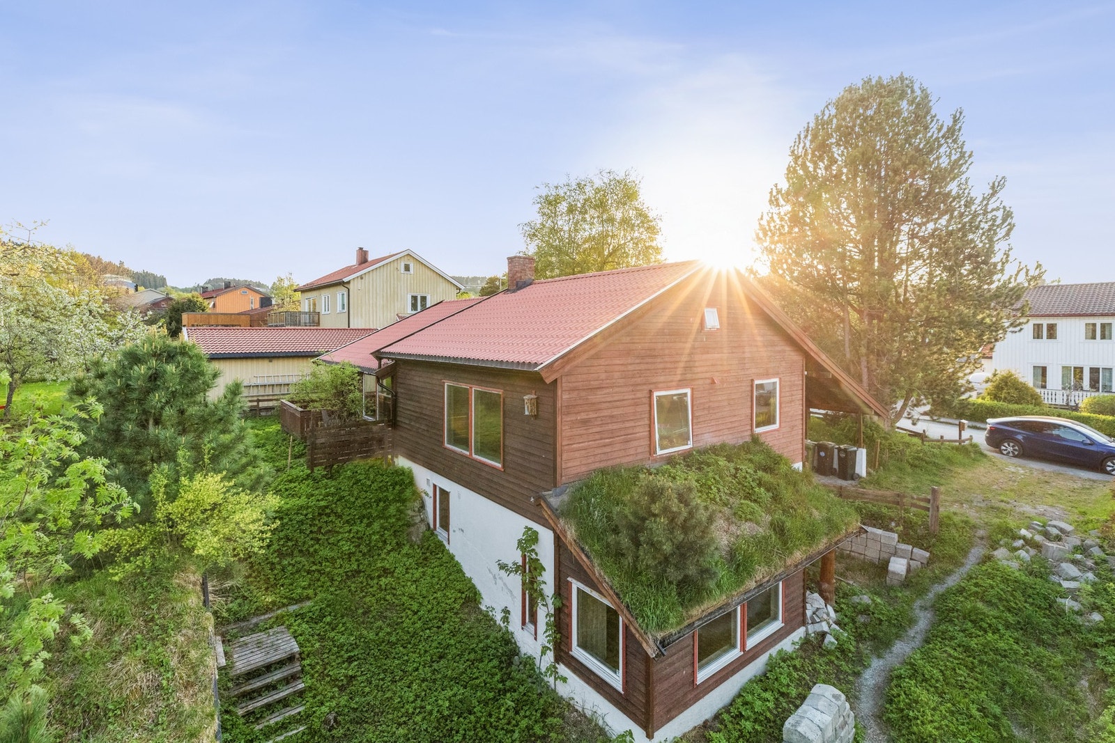 Velkommen til John Skaarvolds veg 22 - innholdsrik enebolig på 202m2 BRA med rehabiliteringsbehov i populært boområde. Galleribilde