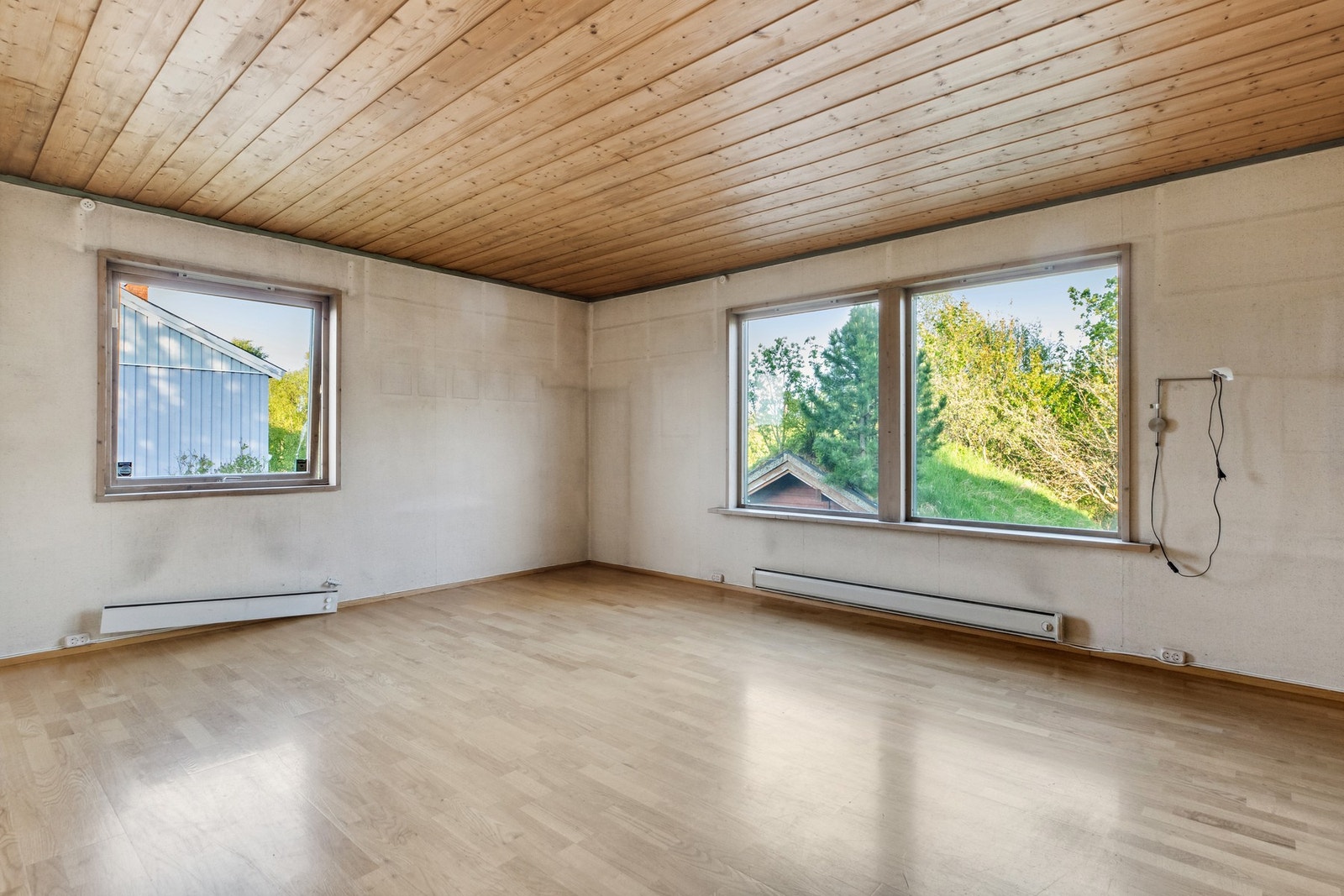 Boligens hovedstue på ca 28m2 med store vindusflater, men uten innsyn. Galleribilde