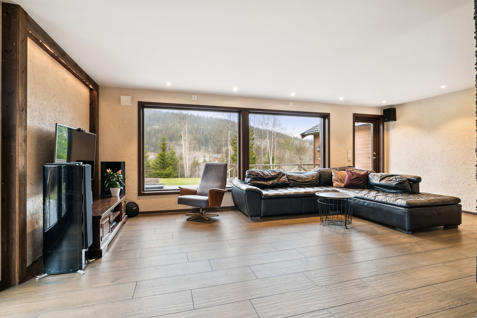 Stuen har gode vindusflater ut mot egen hage. Galleribilde