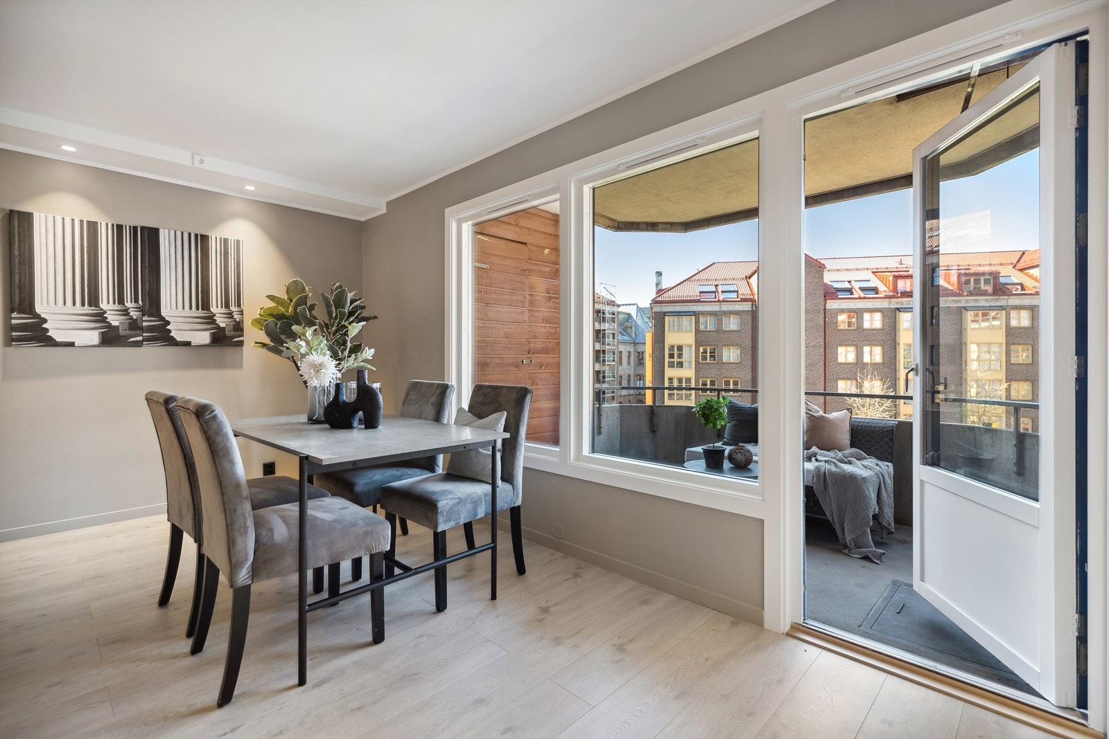 Stue med adkomst til balkong. Galleribilde