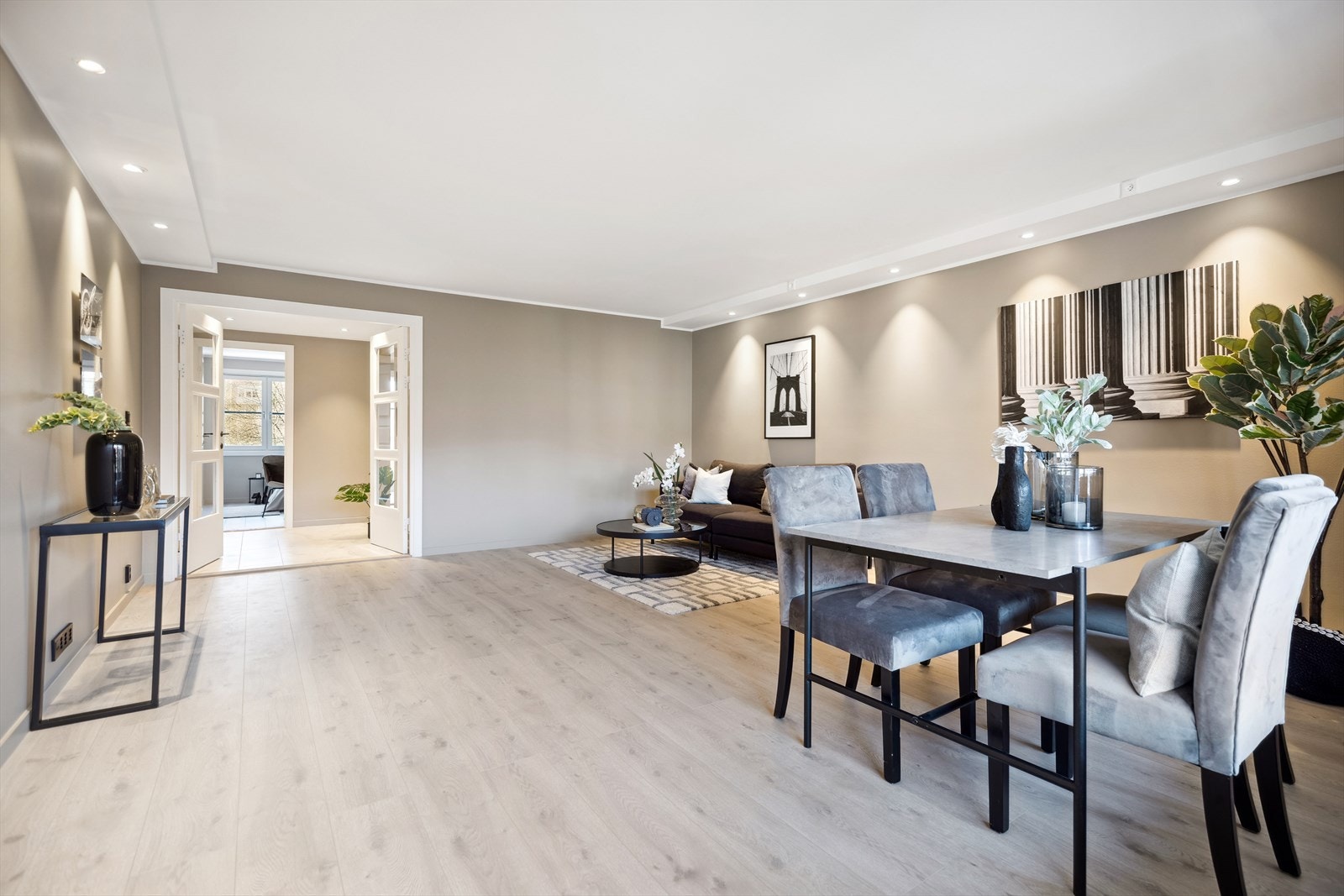 God plass til både spisestue og sofagruppe, samt annet ønsket møblement. Galleribilde