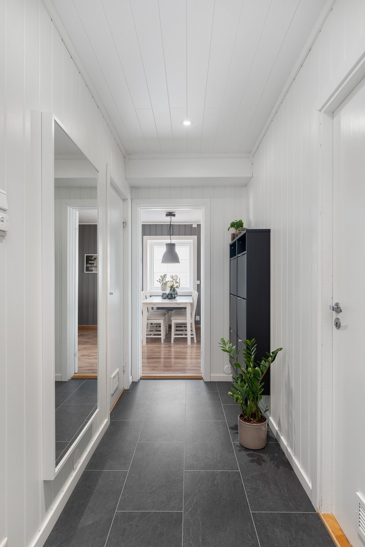 Gang/entre på 6 kvm. Laminat på gulv med gulvvarme. Plass til garderobe. Galleribilde