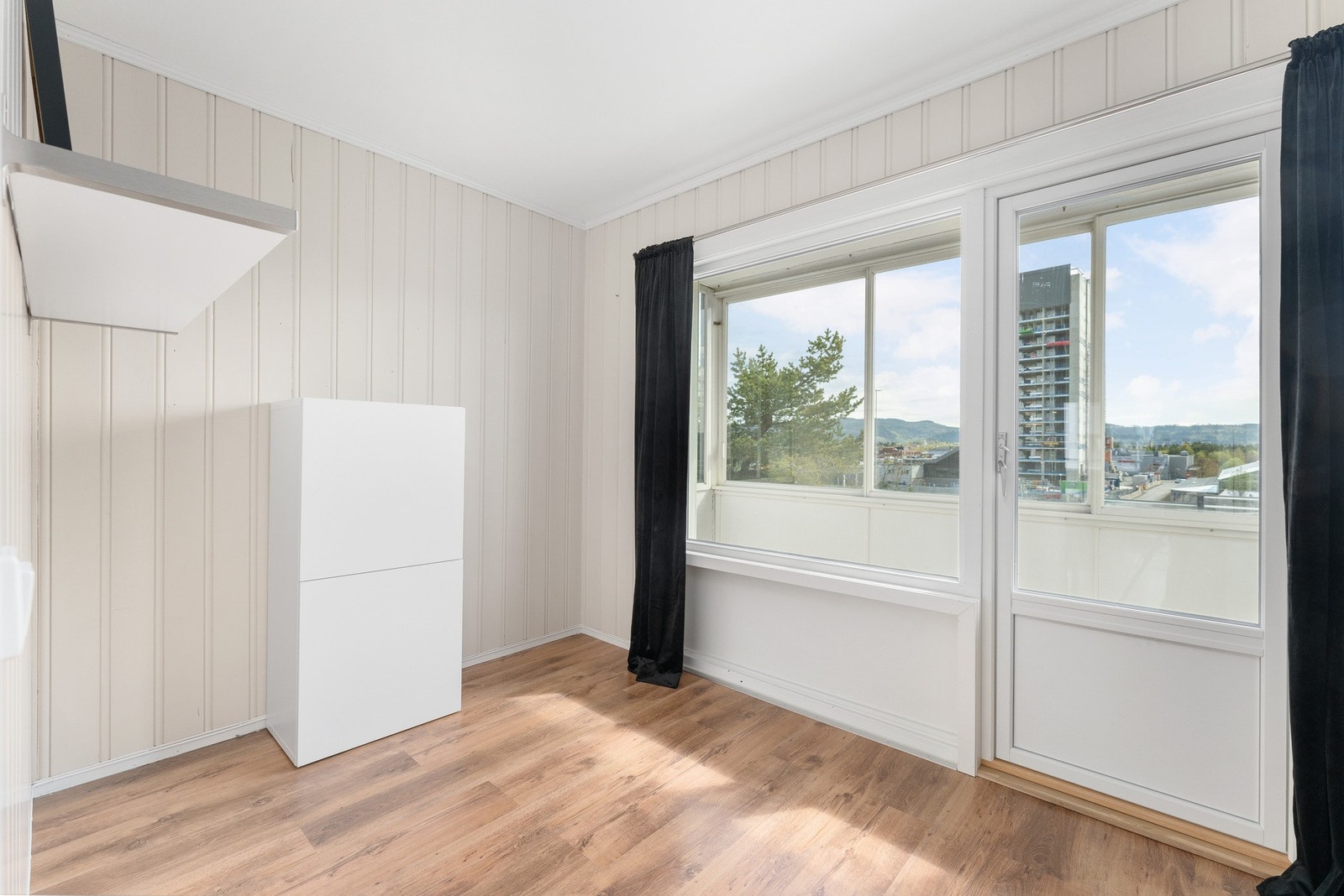 Soverom 1 er på 8 kvm. og har direkte utgang til innglasset balkong. Godt med plass til ønsket soveromsmøblement. Galleribilde